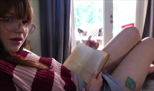 Cutie in glasses during homemade porn closeup gets an orgasm 