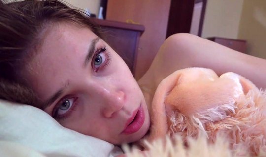 Russian girl satisfies her friend during homemade porn 