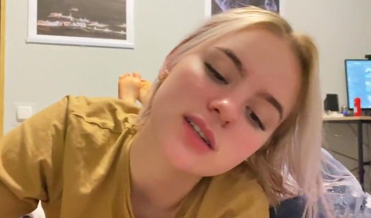 The blonde took a shower and made a hot suction close-up 