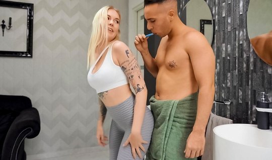 Blonde in leggings skipped a workout to ride a boner 