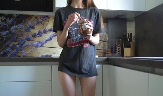 Young chick gave her sweet pussy a try in the kitchen 
