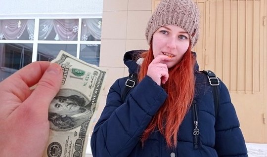 Russian chick fell for money and gave a blowjob to a pick-up artist 