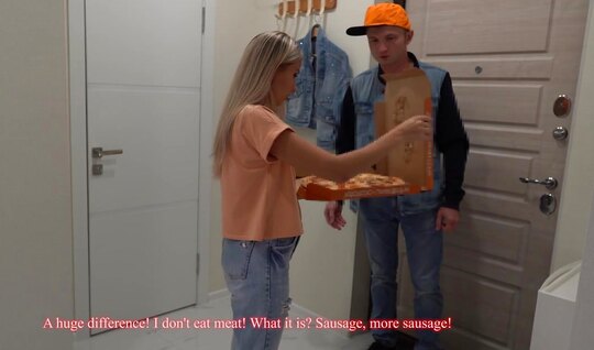 Russian blonde gave herself to a pizza delivery man because there was no money 