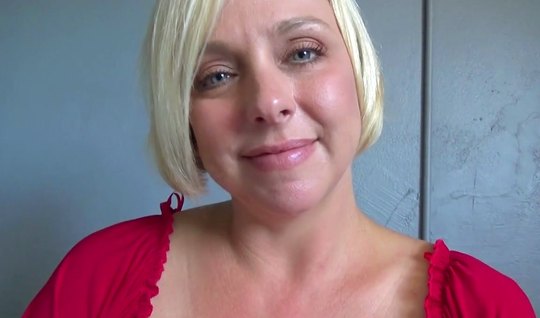 Inserted a strong trunk into the pussy of a mature woman close-up 