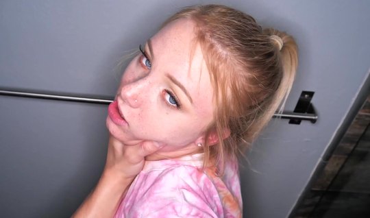 ⁣A young blonde enjoys sucking a guy’s dick in the toilet 