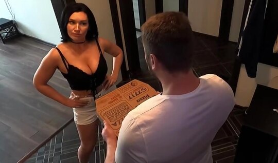 ⁣Mom decided to pay the pizza delivery guy in kind 