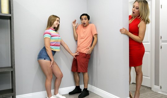 Mother and her daughter gave the guy a Blowjob group and sex in the bedroom 