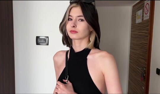 Young chick comes for the pleasure of the guy home 
