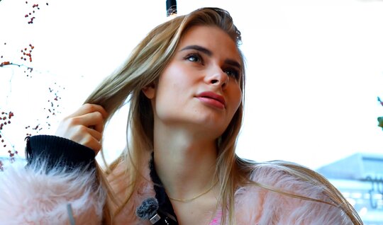 A fair -haired chick pussy showed at a porn casting 