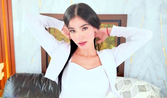 The beauty warmed up her anal before sex 