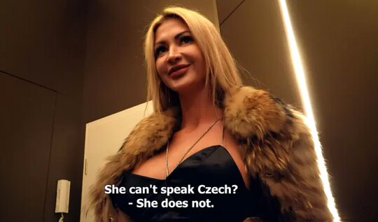 ⁣The blonde got on the dick of a talented man 