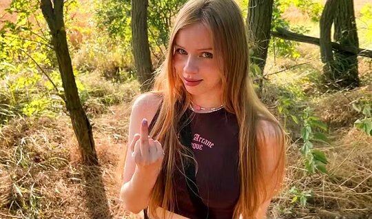 ⁣A young bitch coolly sucked a guy’s trunk in nature 