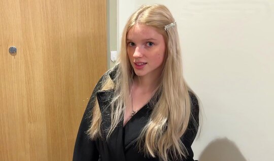 ⁣Blonde sucks her friends big dick with gusto 