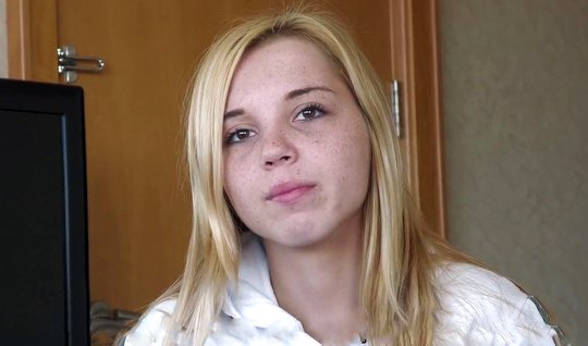 A young girl with white hair came to the casting and spreads her legs for sex 
