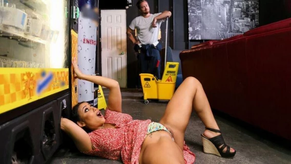 ⁣Brazzers | Vending Machine Disasters (Carmela Clutch, Kyle Mason) 