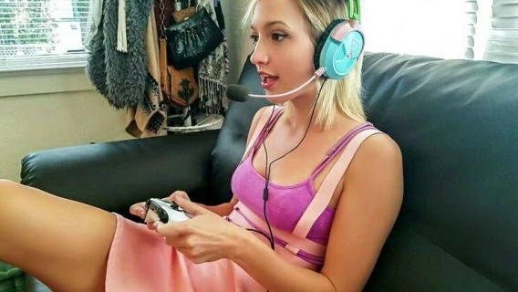 MOFOS B-Sides | Gamer Babe Plays With Cock (Bash, Eliza Jane) 