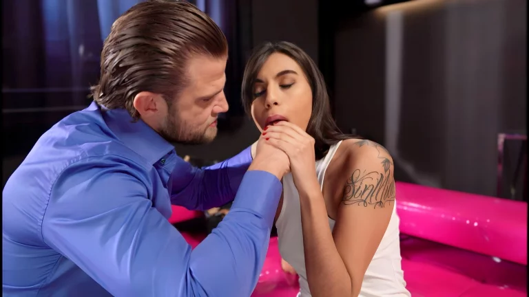 Vince Hammer-fucks Soyivanias Tight Slit 
