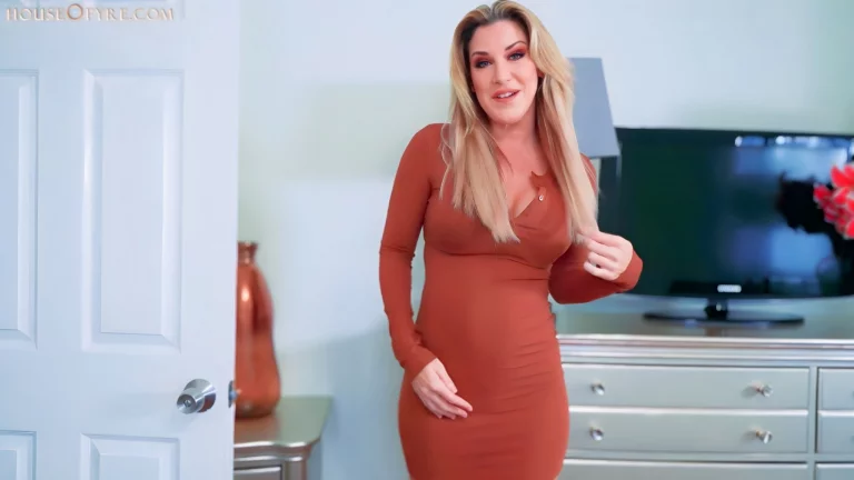 Horny Neighbor Lady: Kayla Paige 