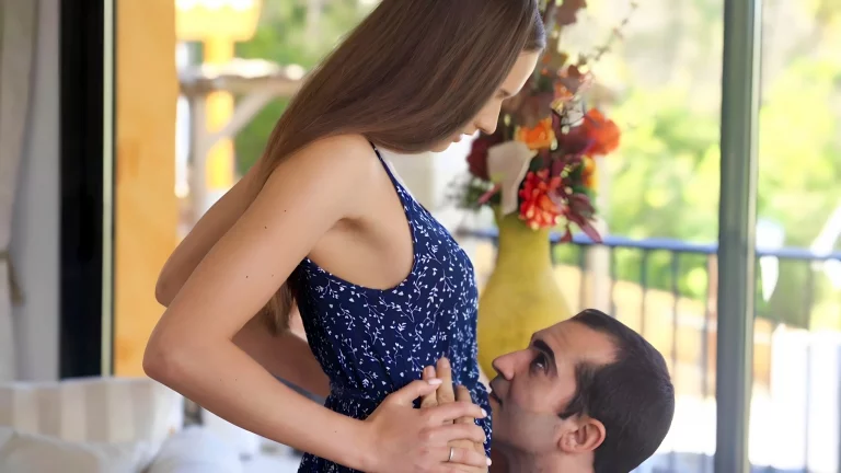 Slim Beauty Has Sexy Rendezvous 