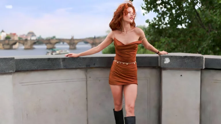 ⁣Tatted Redhead Irene Rouse Spreads Her Legs For Machine And Has Her Hole Drilled Good 