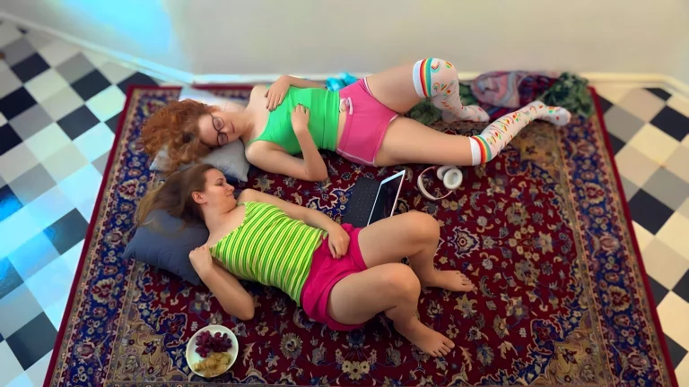 Pretty Lesbians Masturbate Together 