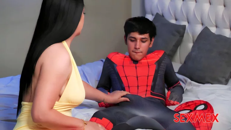 ⁣Sexy Spidermans Auntie 