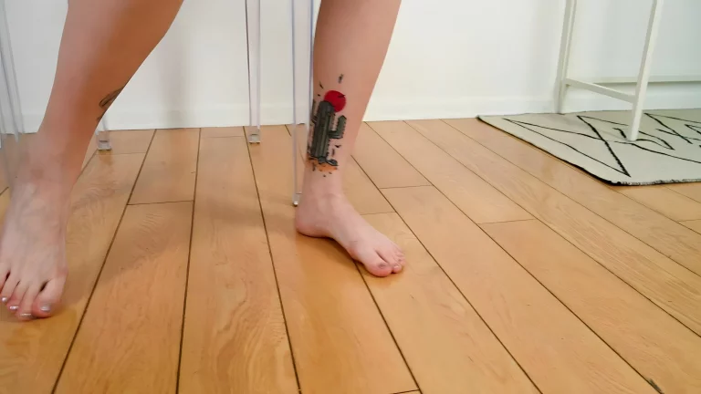 ⁣Redhead Tattooed Babe Poses For The Camera And Shows Off Her Feet 