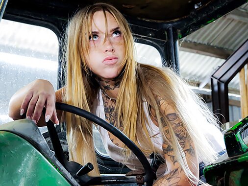 ⁣Tractor Repairwoman Unwilling to Put Up with Her Unfair Boss 