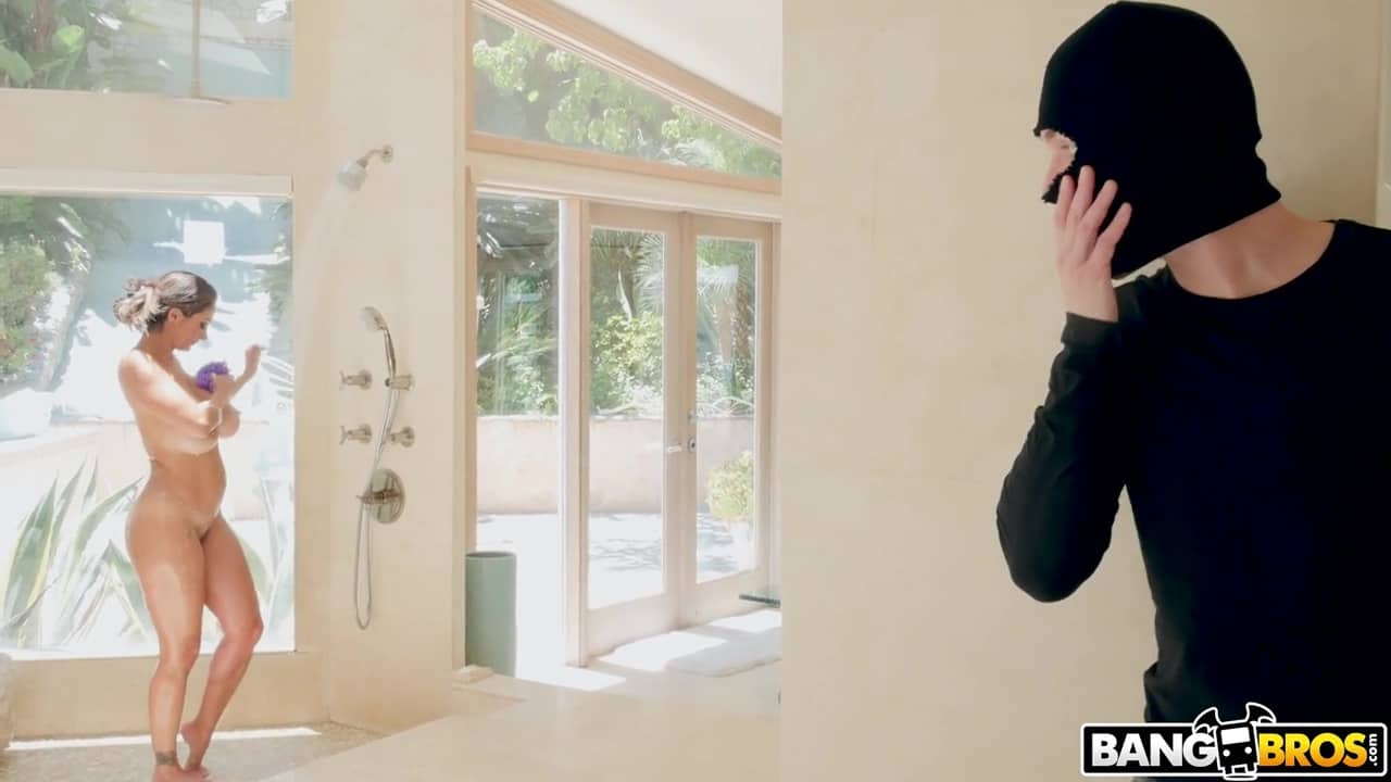 Peeping on Squirting Ava Adams  