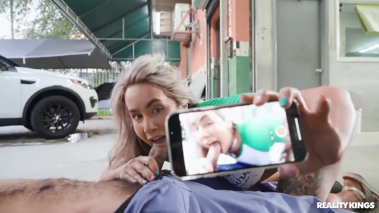 ⁣Squirt Squeegee Sex Fiend Fucks Her Mechanic  
