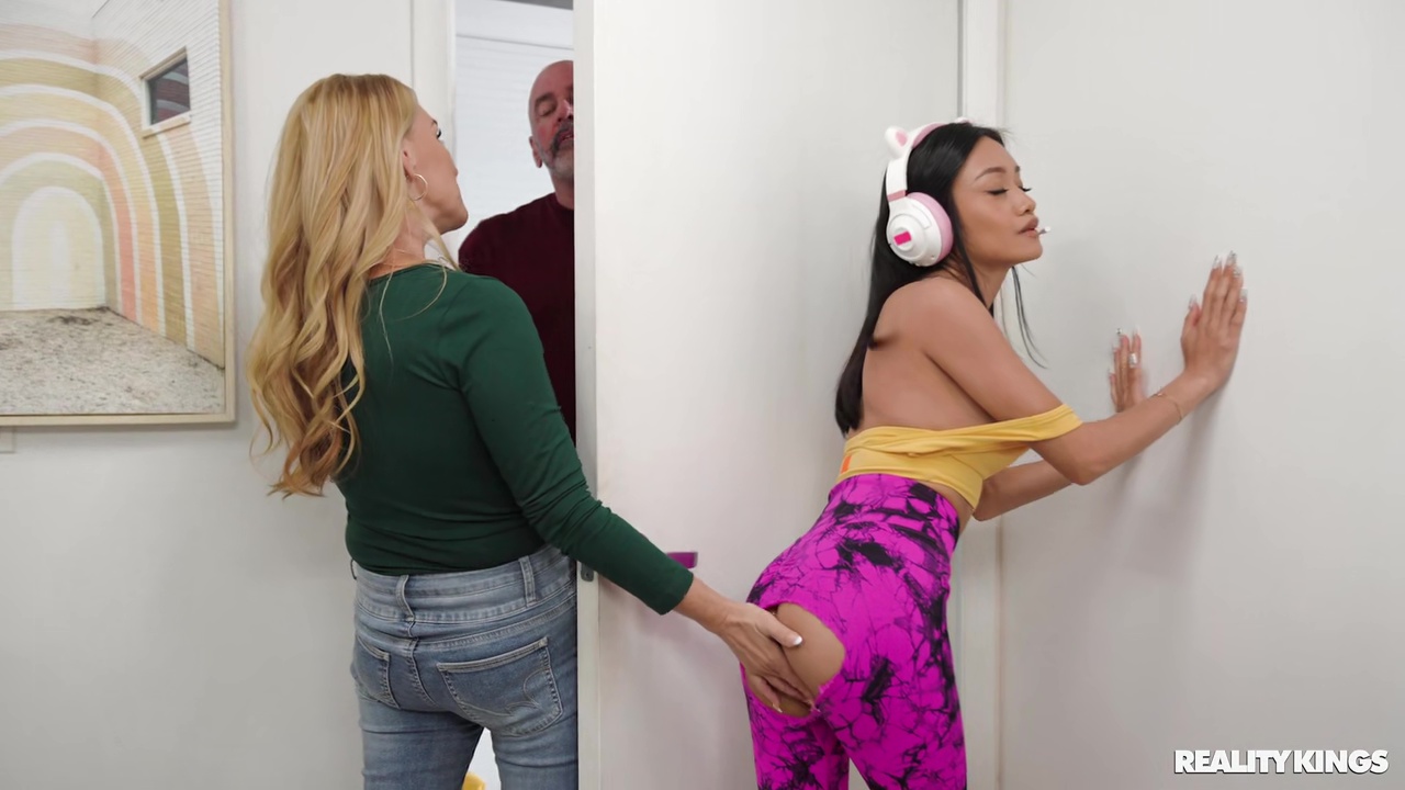 ⁣MILF Cleans Up Gamer’s Act  