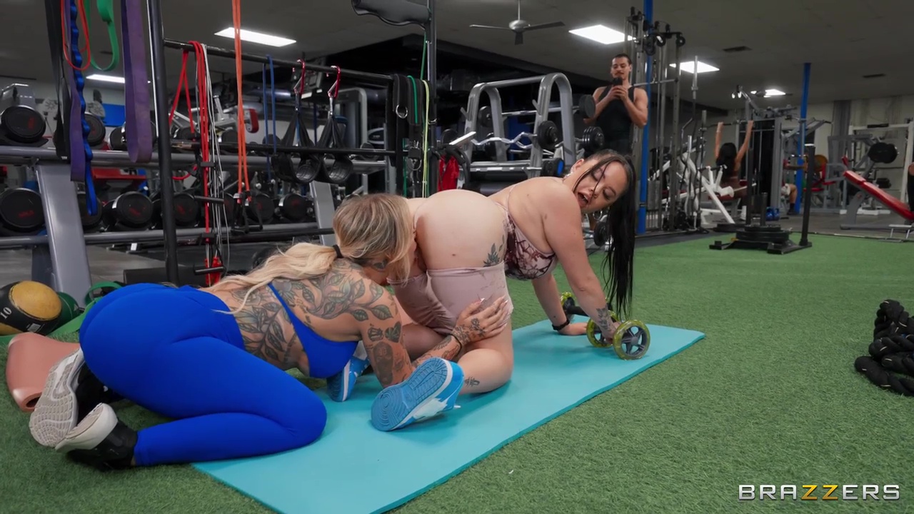 ⁣Gym Sluts Put On A Public Show  