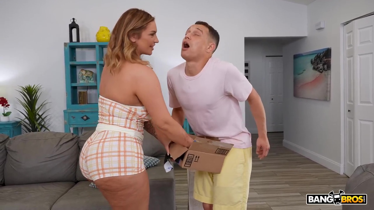 ⁣Big Booty Neighbor Vivian Taylor Takes Cock  