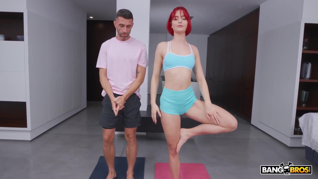 ⁣Dolly Dyson Stretches Her Pussy  