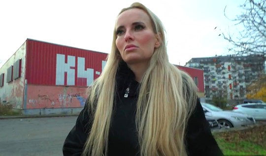 Pick-up artist persuaded a pretty blonde to have sex 
