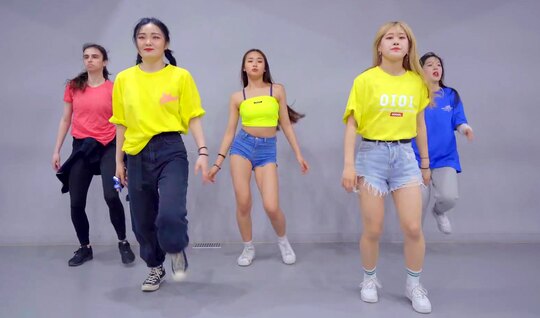 Asian girls shake their cute butts while dancing 