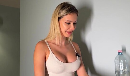 Athletic Russian chick takes off her tights for fun 