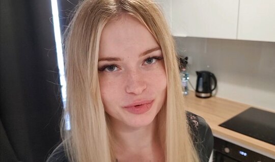 ⁣The blonde couldn	 refuse a strong dick 