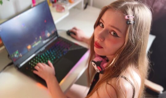 ⁣Young cutie takes her boyfriends dick with pleasure 