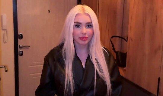 Invited a Russian blonde to visit to have sex 