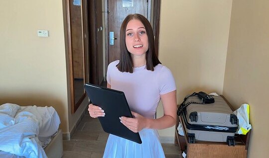 ⁣Russian hotel administrator gives blowjob as a bonus 