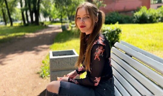 ⁣A chance meeting with a pick-up artist gives a young girl a buzz 