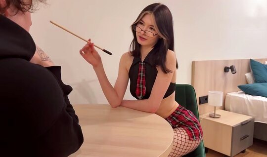⁣A young bitch gave a hot sex lesson to her friend 