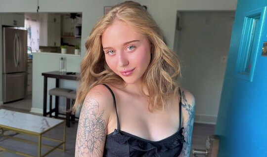 ⁣A young girl with a tattoo and in black lingerie exposes her cap for home sex 