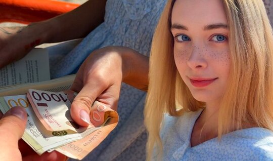 ⁣For the sake of money, the blonde agreed to a Russian pickup and sex in the first person 