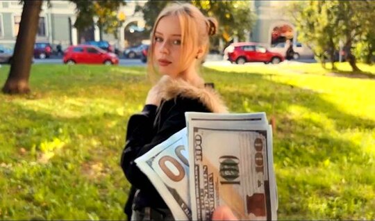 ⁣Russian pick-up artist picked up a young girl and persuaded her to spread her legs in stockings for  