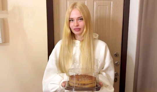 ⁣Russian blonde went to her new neighbor and asked for home sex right in the hallway 