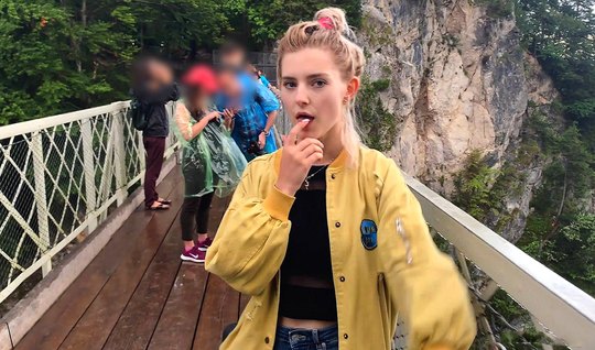 The guy invited the Russian tourist to make a deep blowjob during the excursion 