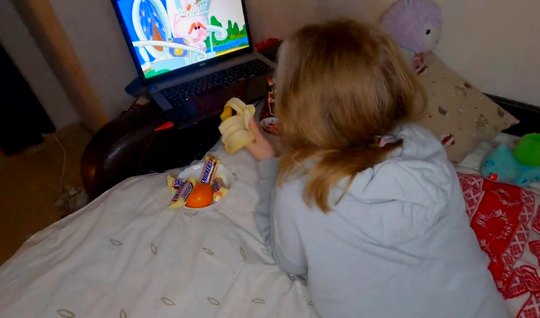 Young sister takes off her pants to fuck her brother 