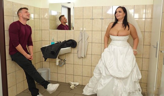 BBW Bride Cheated On Her Fiancé In The Toilet 